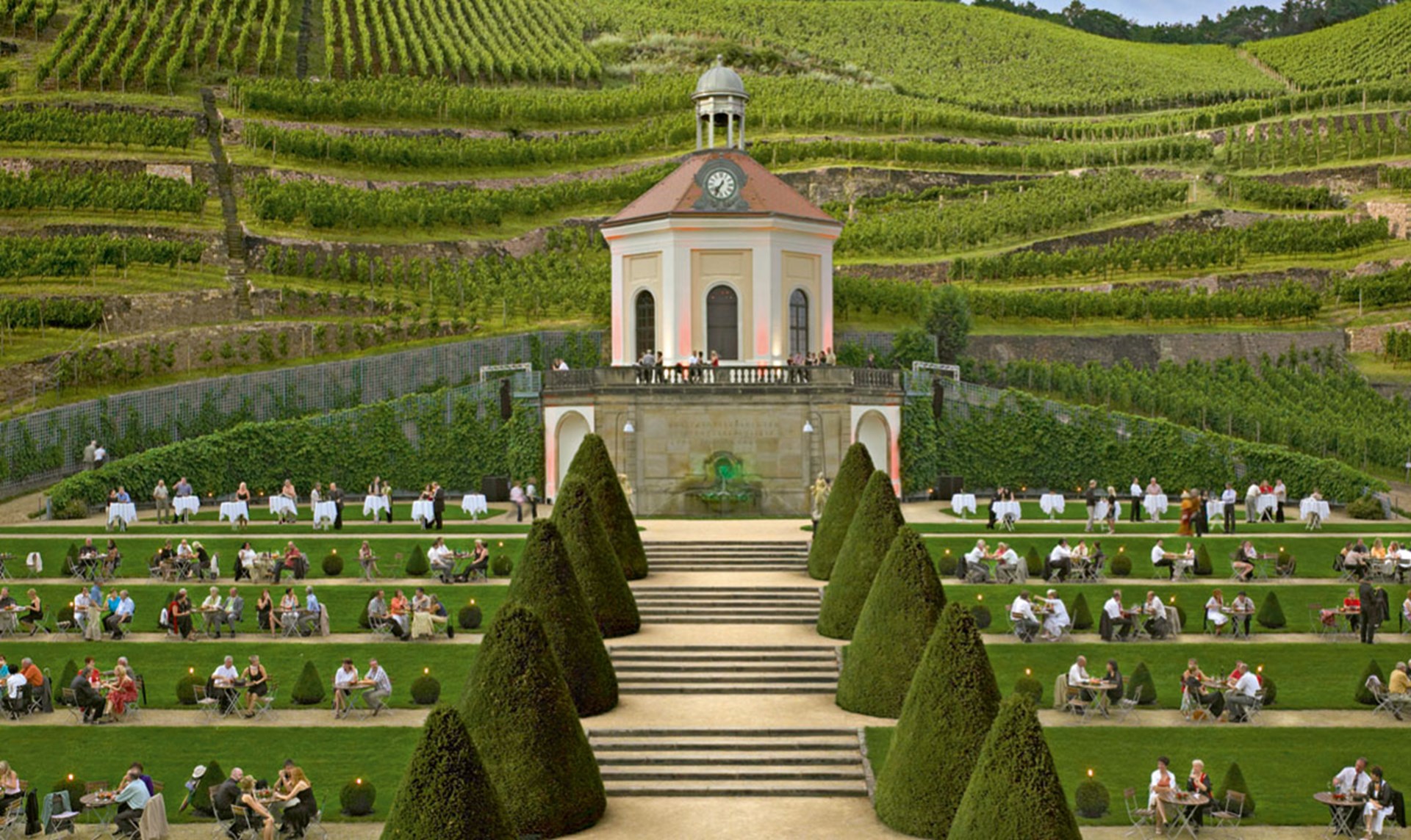 Schloss Wackerbarth Blick auf die Anlage von Schloss Wackerbarth und die Weinberge