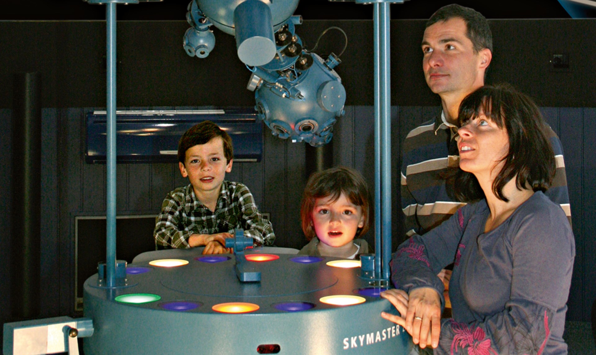 Zeiss Planetarium Familie bestaunt die Ausstellung im Planetarium