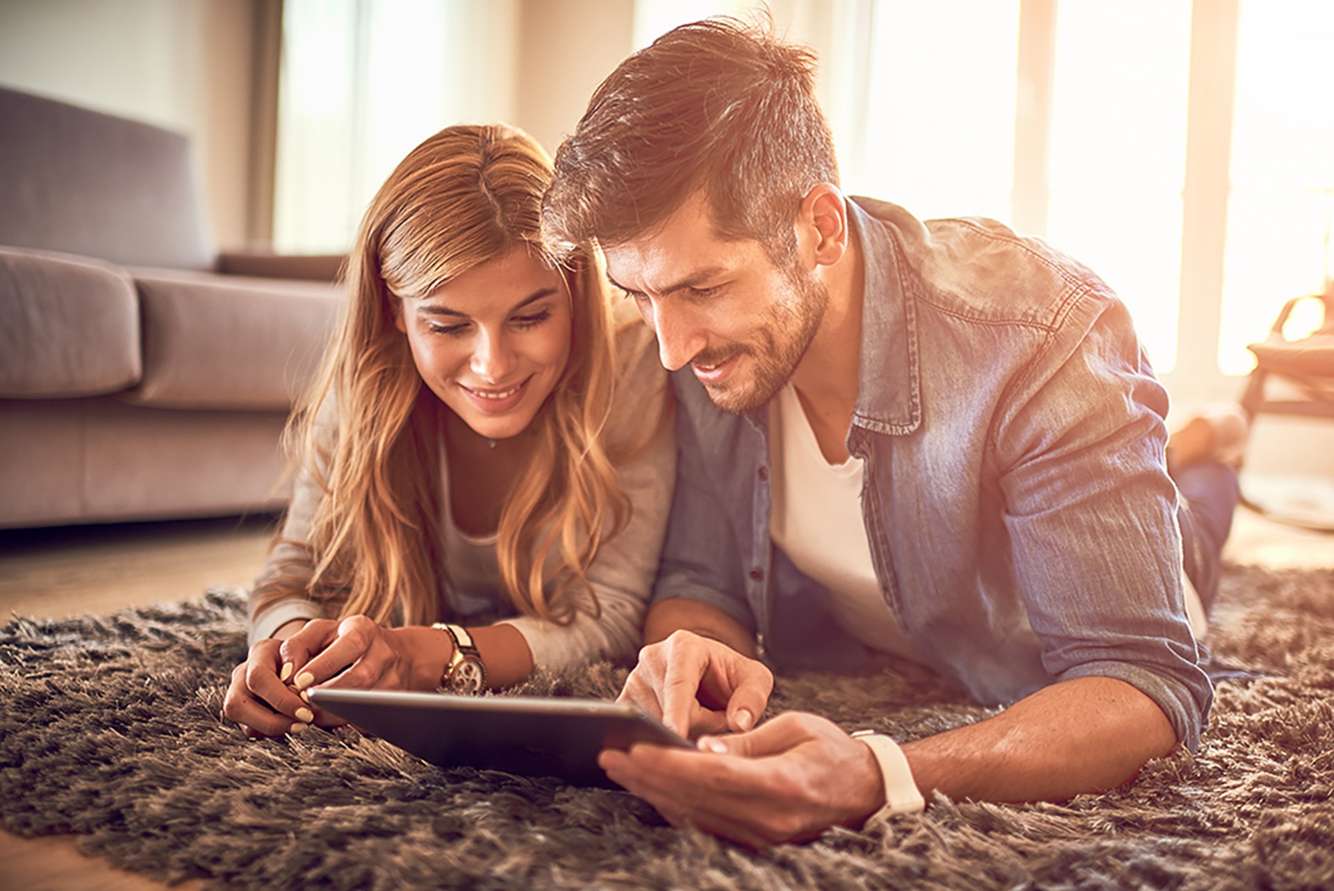 MEIN STROM Digital von enviaM Paar mit Tablet auf Couch