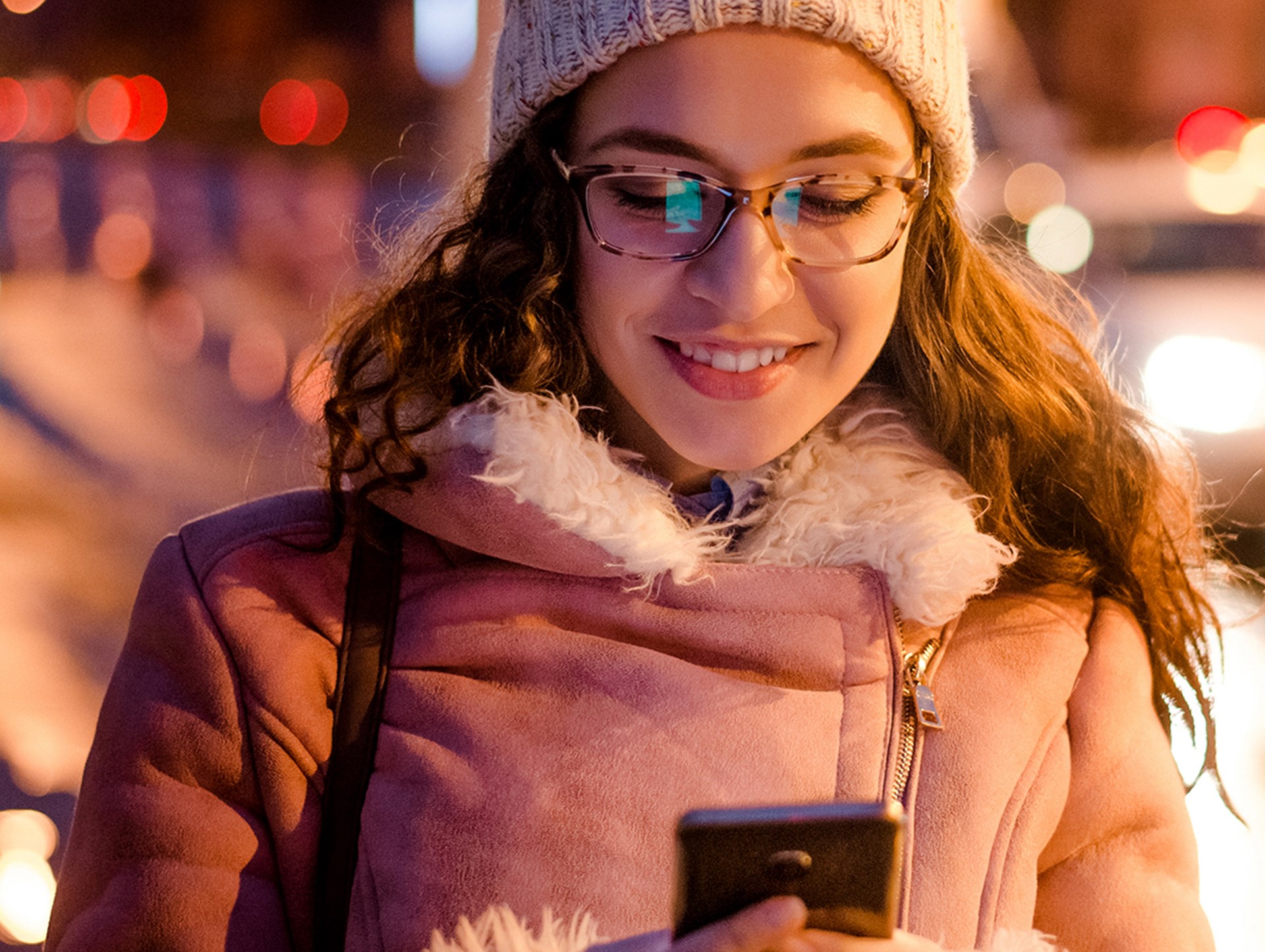 Tipps, wie Sie Ihren Handy Akku im Winter schützen Frau mit Handy