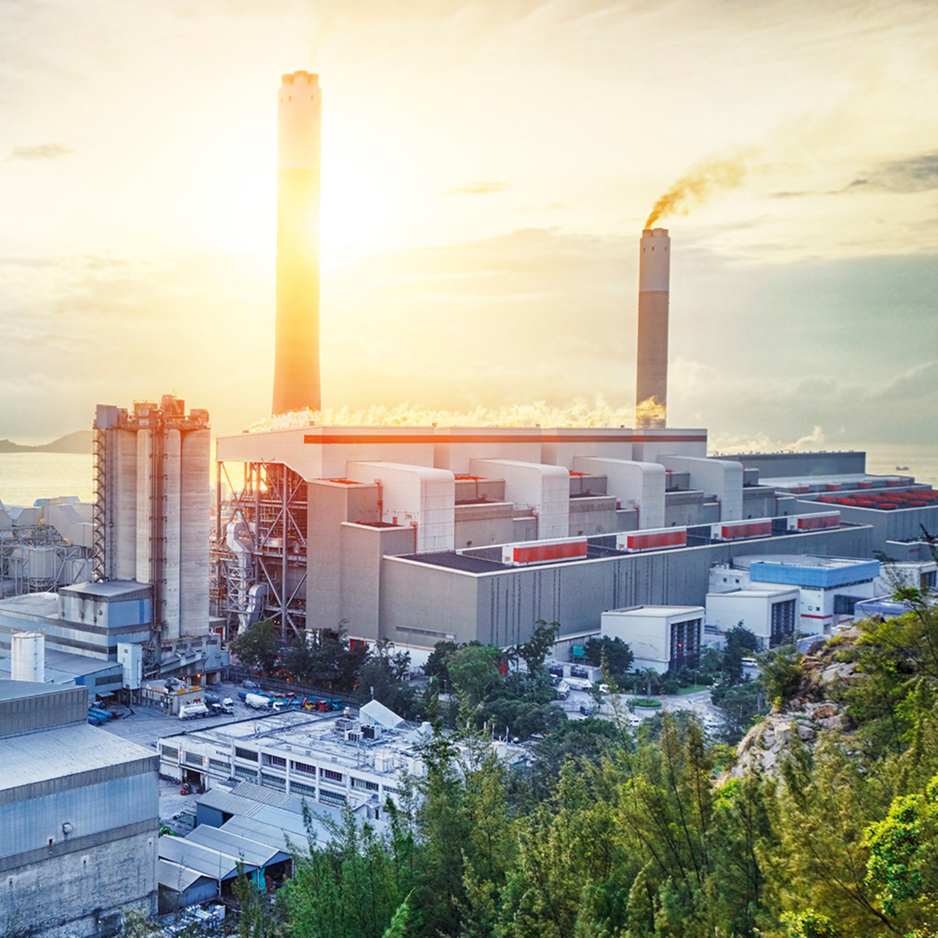 Reservemanagement für Stadtwerke Kraftwerk bei Sonnenaufgang